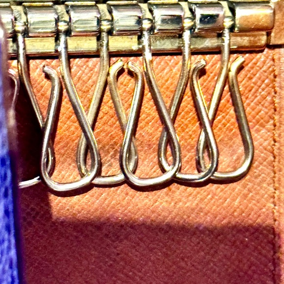 Louis Vuitton 6 Key Holder - Picture 6 of 8